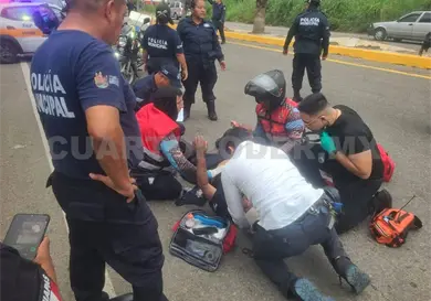 Policía queda malherido al caer de una patrulla Policía queda malherido al caer de una patrulla