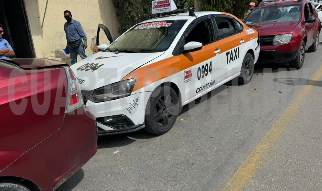 Carambolazo entre taxi, camioneta y automóvil