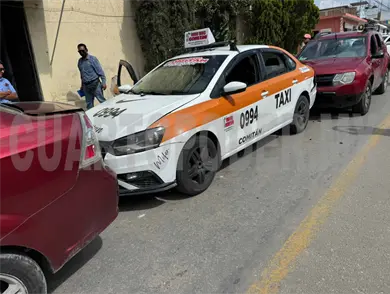 Carambolazo entre taxi, camioneta y autom&oacute;vil