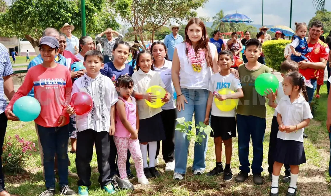 La presidenta municipal hizo entrega del parque a los habitantes de la comunidad. Cortesía