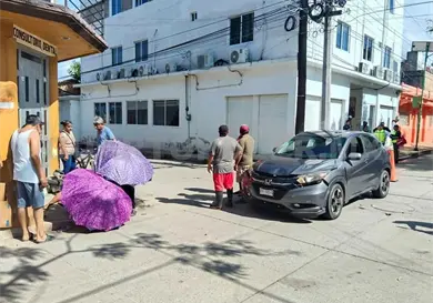 Choca contra camioneta y resulta con posible fractura Choca contra camioneta y resulta con posible fractura
