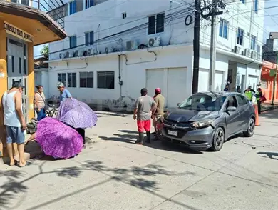 Choca contra camioneta y resulta con posible fractura Choca contra camioneta y resulta con posible fractura