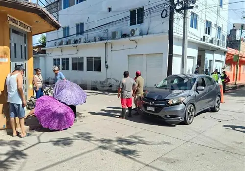 Choca contra camioneta y resulta con posible fractura