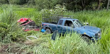 Sale de la carretera junto a veh&iacute;culo que remolcaba