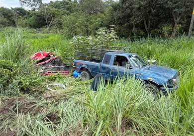 Sale de la carretera junto a veh&iacute;culo que remolcaba