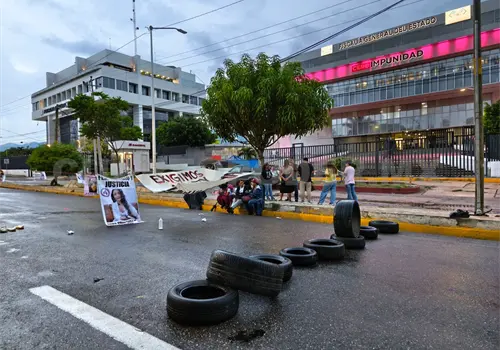 Madres en Resistencia se plantan frente a FGE Madres en Resistencia se plantan frente a FGE