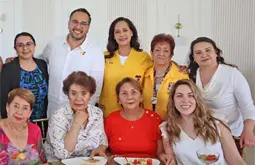 Mujeres ayudan a llegar a la meta