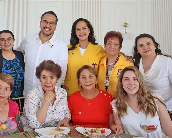 Mujeres ayudan a llegar a la meta Mujeres ayudan a llegar a la meta