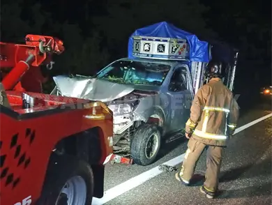 Sobrevive al caer con camioneta a barranco Sobrevive al caer con camioneta a barranco