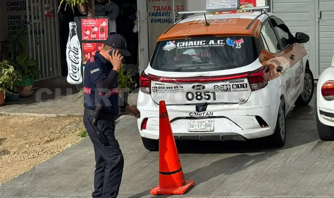 La pipa colisionó por detrás al taxi cuando este disminuyó la velocidad por los reductores. Juan Orel / CP