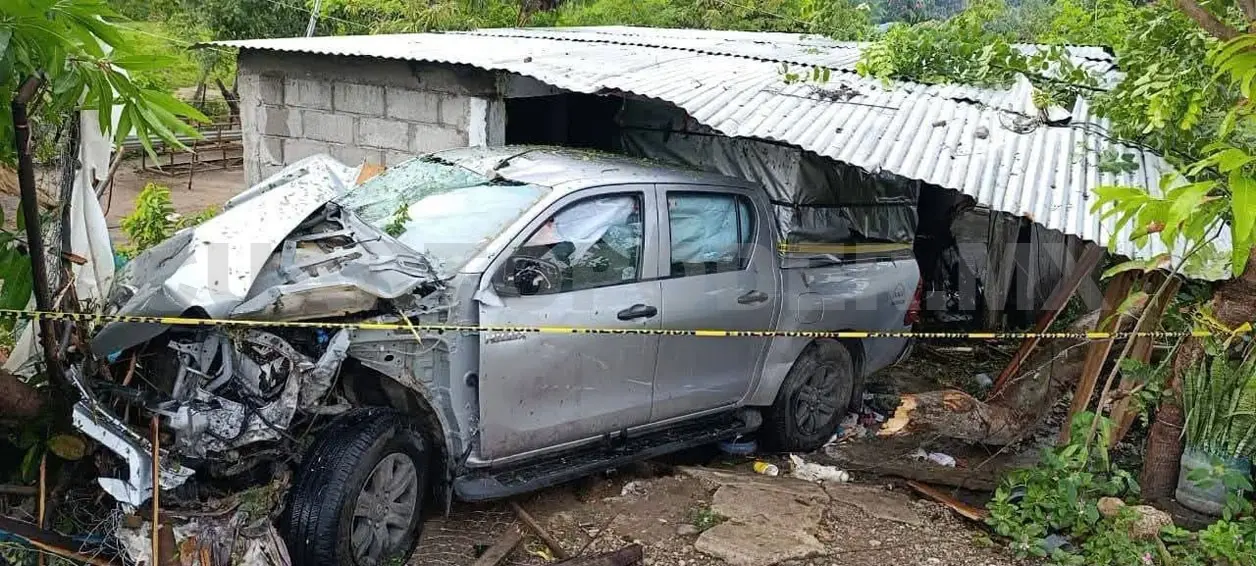 La Toyota se incrustó en una vivienda ubicada a un costado de la carretera. Manuel Martínez / CP