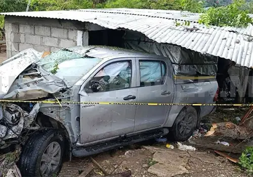 Termina incrustado en casa al salir de carretera