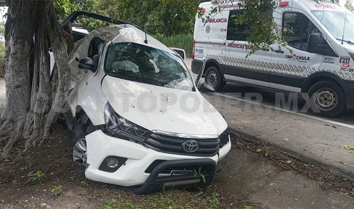 La camioneta abandonó la vía y se estampó en el árbol. Rafael Victorio / CP