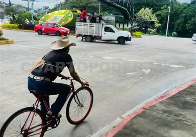 Con morral y sombrero, al trajín de la ciudad Con morral y sombrero, al trajín de la ciudad