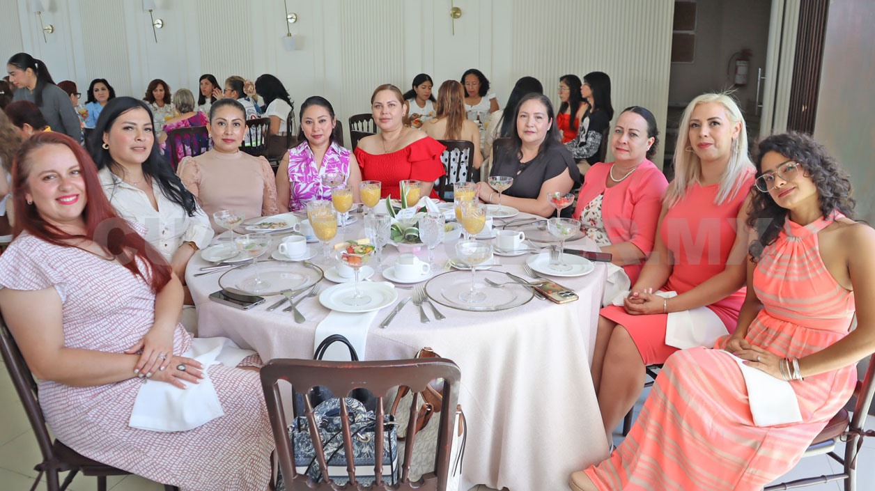 Mujeres ayudan a llegar a la meta