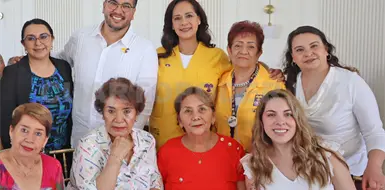 Mujeres ayudan a llegar a la meta