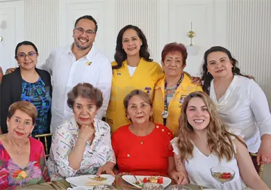 Mujeres ayudan a llegar a la meta Mujeres ayudan a llegar a la meta