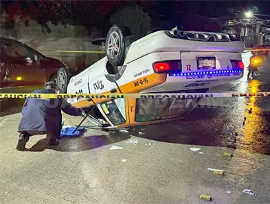 Taxi se estampa con camioneta y vuelca