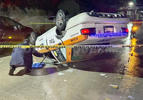 Taxi se estampa con camioneta y vuelca
