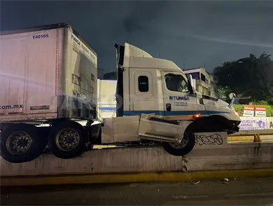 Tractocami&oacute;n se "monta" en muro de contenci&oacute;n