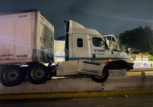 Tractocami&oacute;n se "monta" en muro de contenci&oacute;n