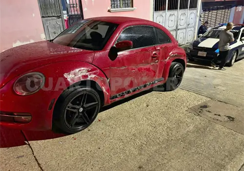 Se estrella en Beetle y luego se da a la fuga
