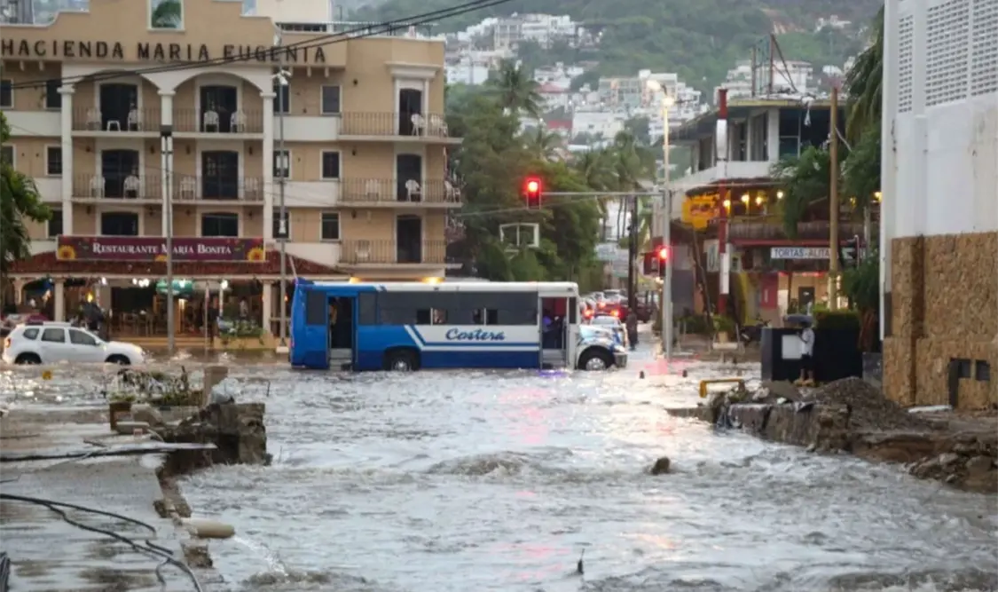El huracán “Simón”, categoría dos, provocó la inundación de decenas de calles en Acapulco y en más de 150 comercios. Cortesía