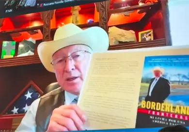 Cuestiona Ken Salazar el actuar de agentes del ICE