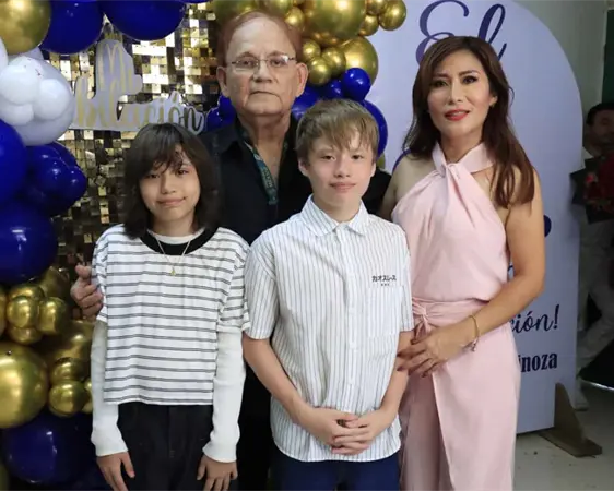 Celebran sus años de servicio Celebran sus años de servicio