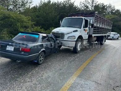 Destruye su auto al chocar de frente contra camión Destruye su auto al chocar de frente contra camión