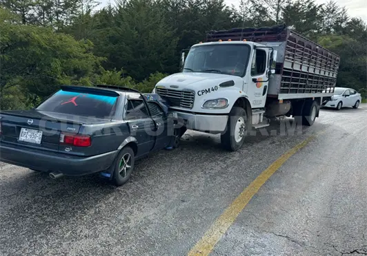 Destruye su auto al chocar de frente contra cami&oacute;n