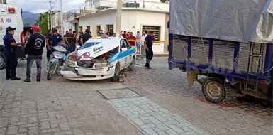 Iba en sentido contrario y causa percance m&uacute;ltiple