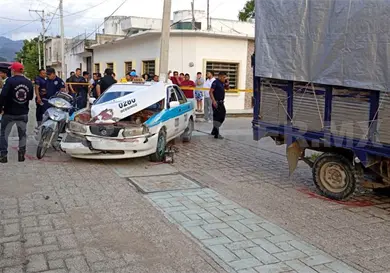 Iba en sentido contrario y causa percance múltiple Iba en sentido contrario y causa percance múltiple