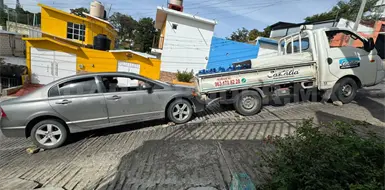 Se va de reversa y embiste a un sed&aacute;n