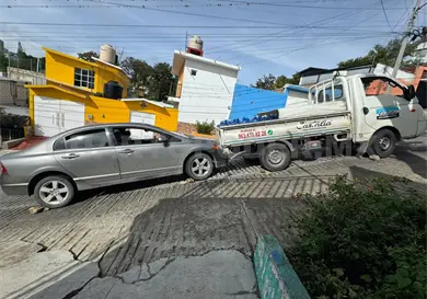 Se va de reversa y embiste a un sed&aacute;n