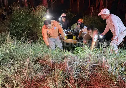 Mujer resulta lesionada al volcar con cuatrimoto