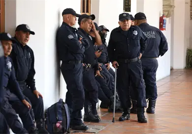 Con sueldos de 2 mil 300 pesos, as&iacute; laboran polic&iacute;as