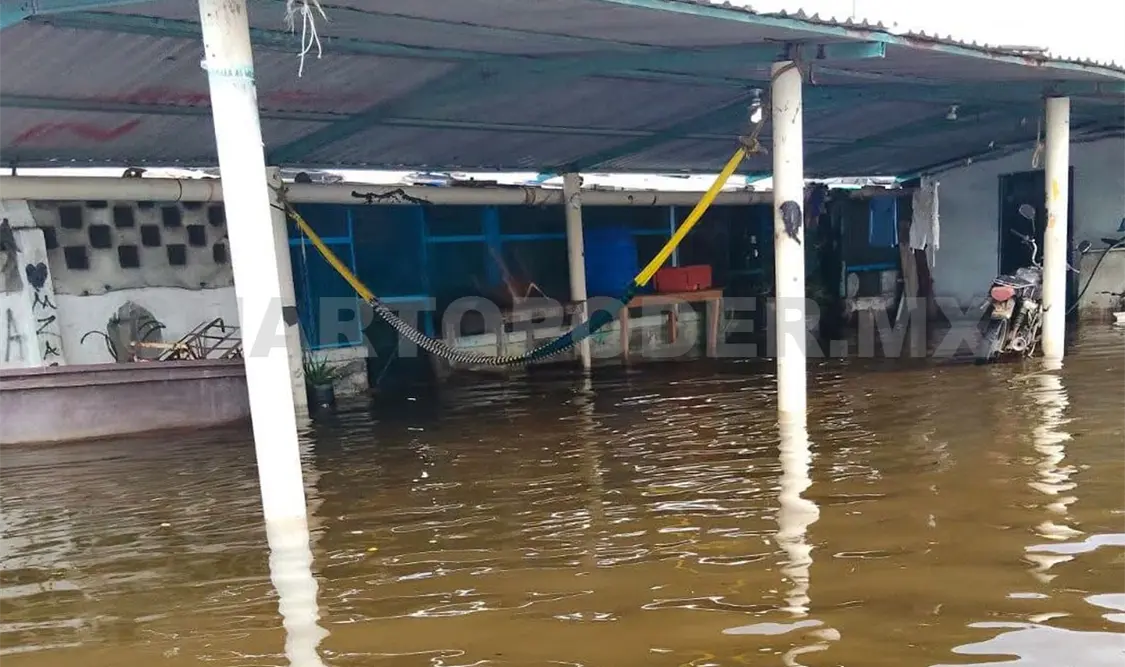 Algunas viviendas ya están siendo afectadas por el mar de fondo. Noel Vázquez / CP