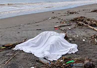 Localizan a mujer sin vida en una playa