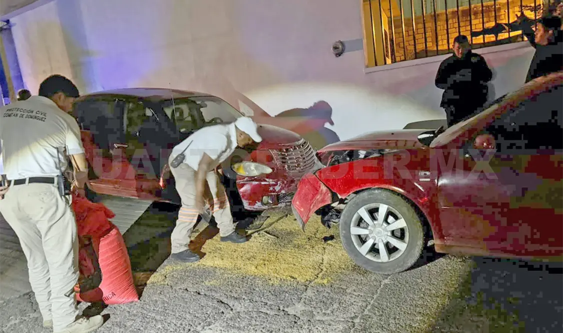 El Jetta rojo se estrelló en un automóvil estacionado y este a su vez en otro que estaba aparcado atrás. Juan Orel / CP