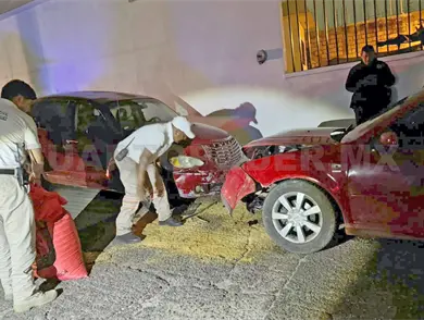 Ebrio impacta a veh&iacute;culos estacionados y se fuga