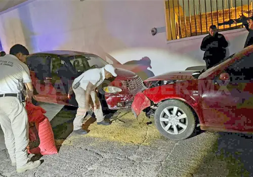 Ebrio impacta a veh&iacute;culos estacionados y se fuga