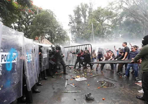 Reportan 39 detenidos tras marcha por agua