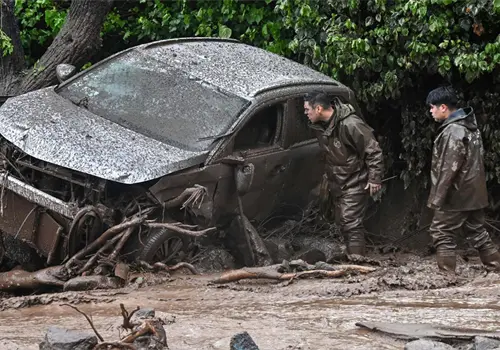 Avalancha de lodo en mina deja dos personas atrapadas