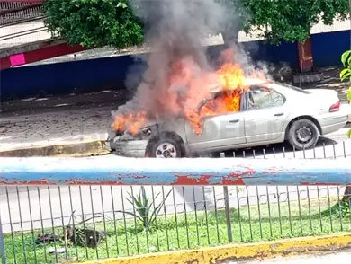 Se quema vehículo por un cortocircuito Se quema vehículo por un cortocircuito