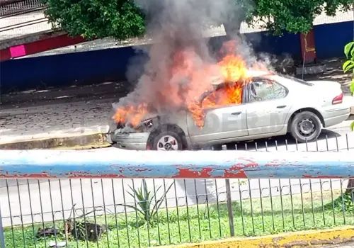 Se quema veh&iacute;culo por un cortocircuito