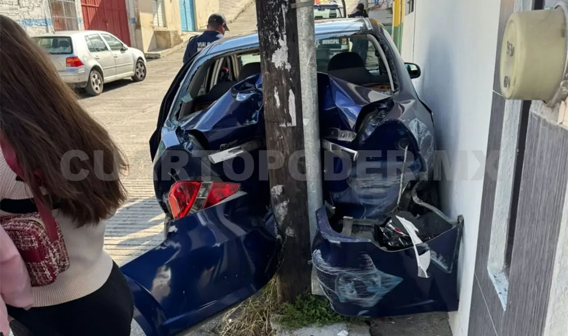 El Aveo se fue hacia atrás y se estrelló en un poste. Juan Orel / CP