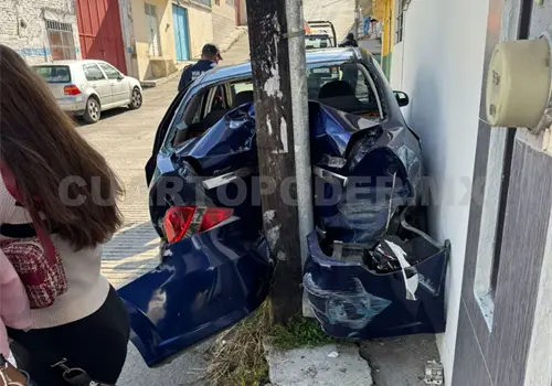 Autom&oacute;vil se va sin control de reversa