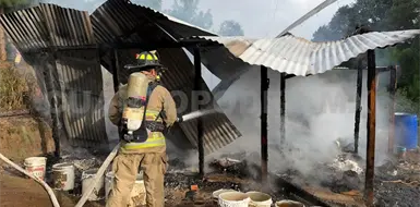 Incendio reduce a cenizas una casa Incendio reduce a cenizas una casa