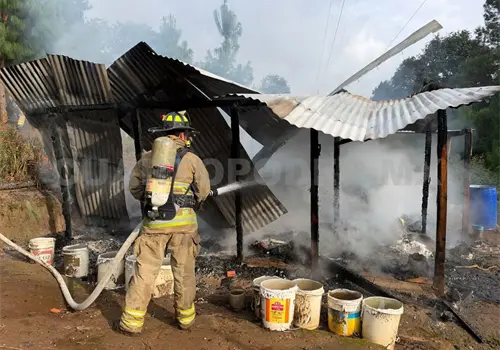 Incendio reduce a cenizas una casa